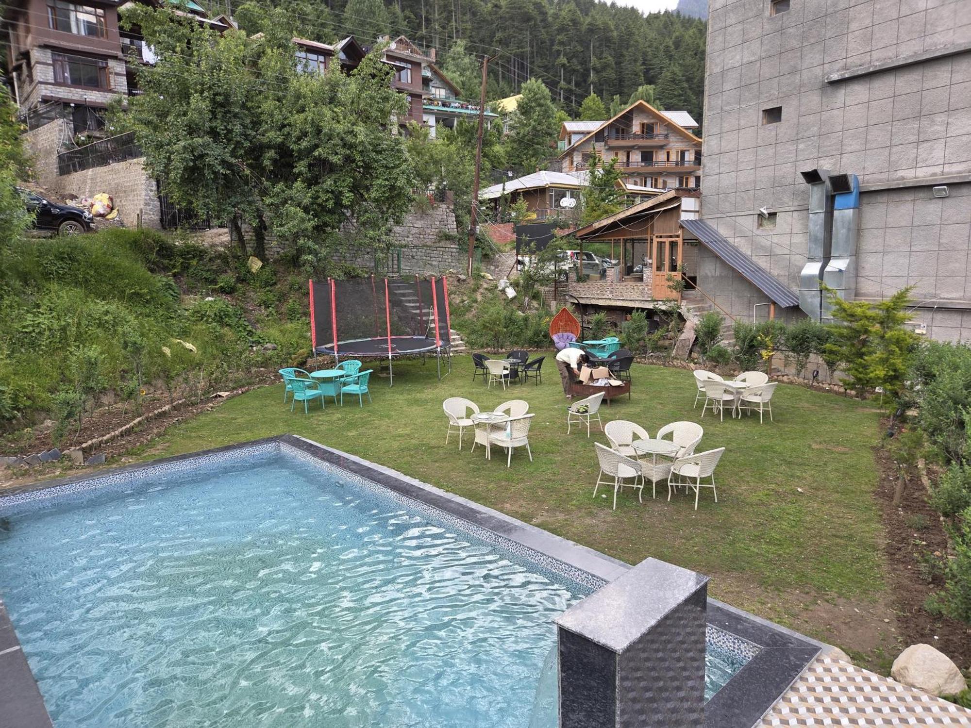 Smuggler Resort By West Western Near To Mall Road & Hadimba Temple # Swimming Pool#Free Pick From Volvo Bus Stand Manali  Exterior photo